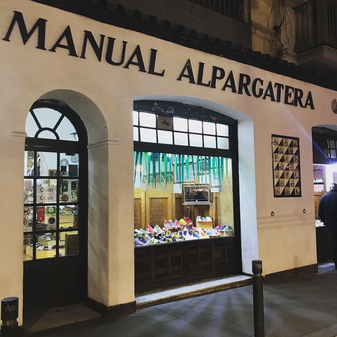 すごく言いにくいし覚えにくい名前ですが ダリもラルフローレンもジャックニコルソンも愛したエスパドリーユですので これを機に覚えて下さい La Manual Alpargatera ラ マヌアル アルパルガテラ Ring リング 公式ブログ